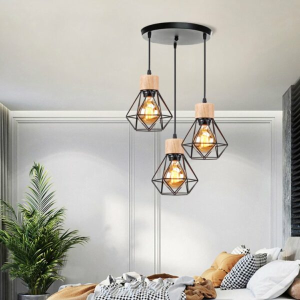 3-lichts hanglamp met houten en metalen kap in een slaapkamer boven een bed