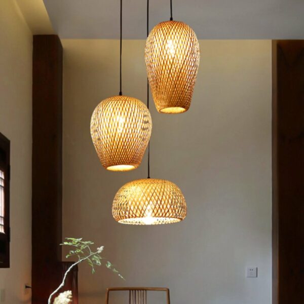 LED hanglamp in handgeweven riet in een eetkamer
