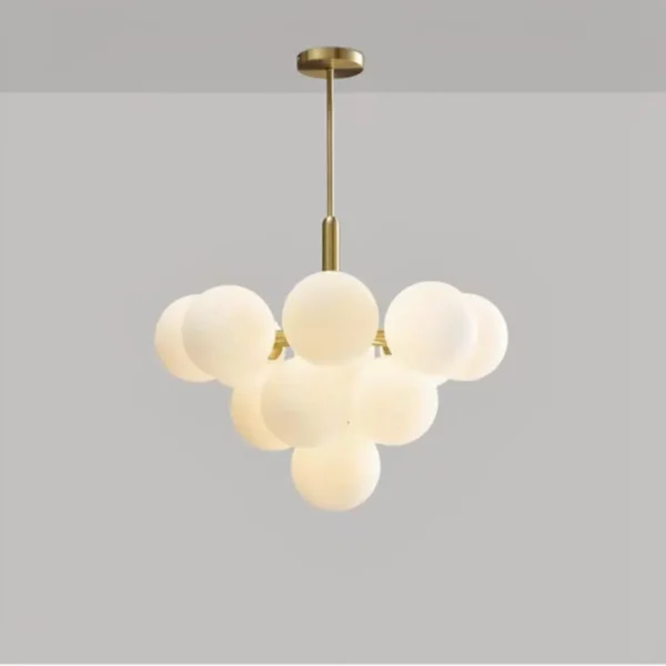 Witte clusterhanglamp met meerdere ronde glazen bollen aan een gouden stang