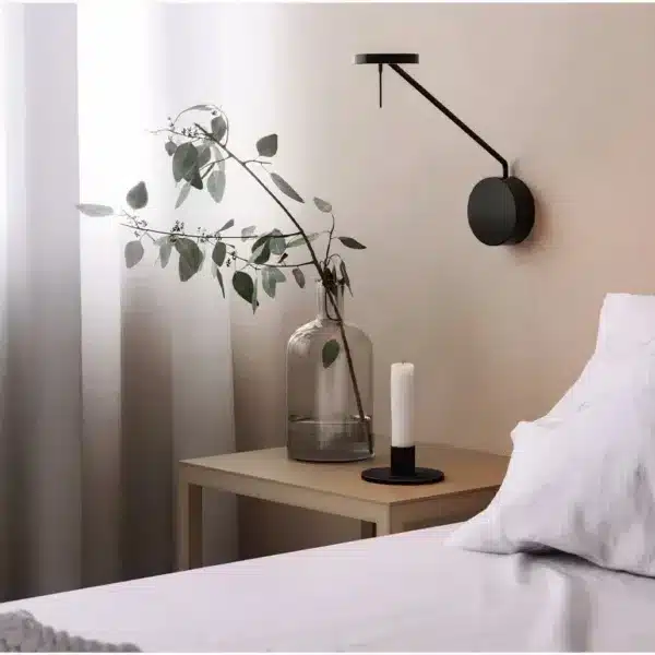 Strak vormgegeven ATAKIN wandlamp met USB poort | Wit met hout | Lichtcentrum Hengelo