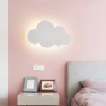 Minimalistische wandlamp in de vorm van een wolk voor een kinderkamer — afwerkingsdetail