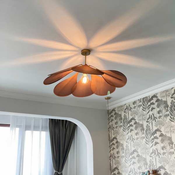 Bohemian-stijl stoffen bloemblaadjes hanger gepresenteerd verlicht in een woonkamer