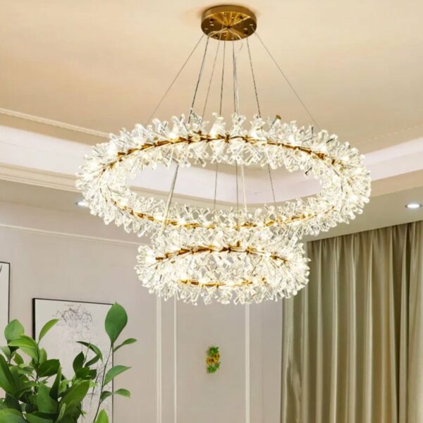 Boheemse LED kroonluchter in de vorm van een bloemenkrans in een woonkamer met een plant en een groen gordijn