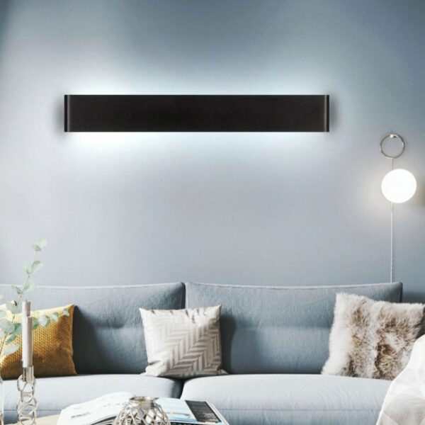 Dimbare LED wandlamp voor binnen in een modern ontwerp voor een woonkamer boven een bank