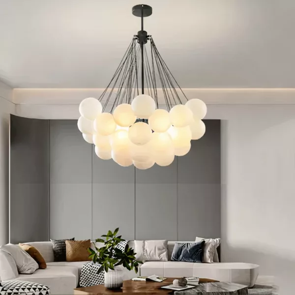 Elegante glazen clusterhanger gepresenteerd in een woonkamer