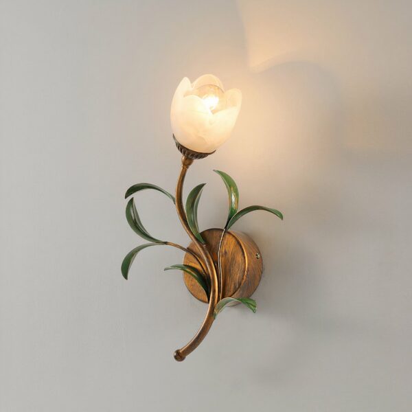Een tulpvormige wandlamp wordt verlicht tegen een witte achtergrond.