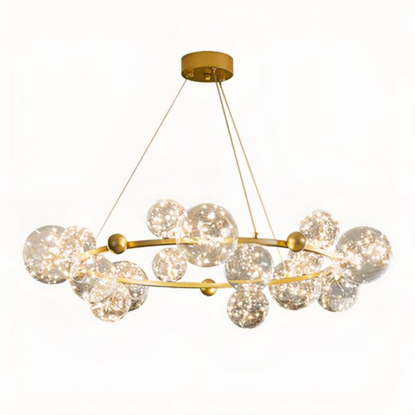 Hangende kroonluchter, met meerdere glazen bollen van verschillende grootte bevestigd aan een vergulde metalen cirkel, met 3 draden bevestigd aan de basis van de plafondlamp. Op een witte achtergrond.