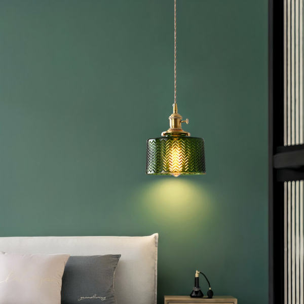 Groene hanglamp in Scandinavische stijl van glas op groene achtergrond