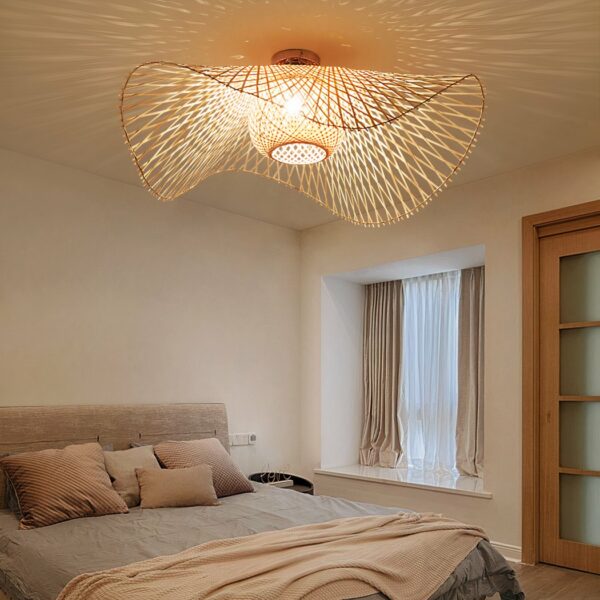 Kroonluchter in verlicht rotan op een beige achtergrond met een bed in Boheemse stijl voor volwassenen