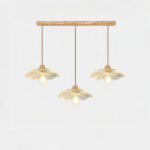 Kroonluchter met drie hangers, een rechthoekige houten basis en bloemvormige glazen hangers. Op een witte achtergrond.