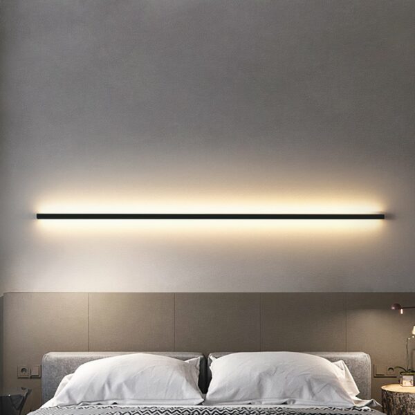 Zwarte LED-hoofdbord wandlamp, grote rechthoekige balk boven een bed