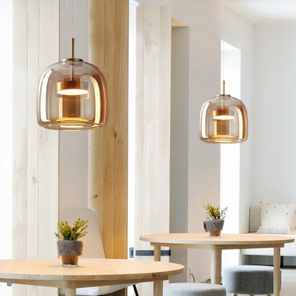 LED-hanger van rookglas met een modern ontwerp in een eetkamer boven een tafel voor een spiegel