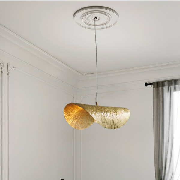 Luxe messing hanglamp met retro design op een grijze achtergrond