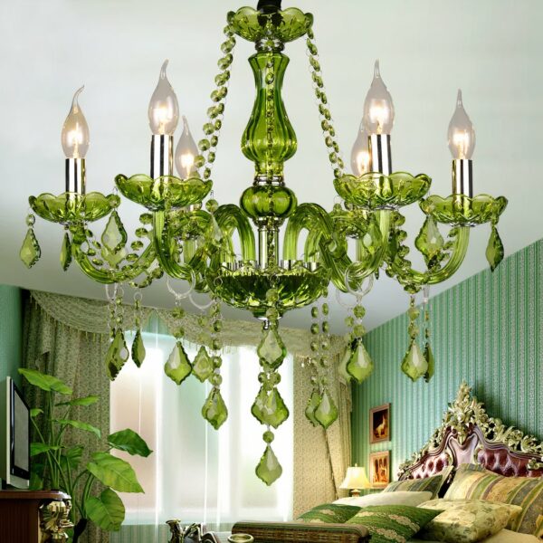 In één slaapkamer hangt een groene kroonluchter in vintage stijl aan het plafond.