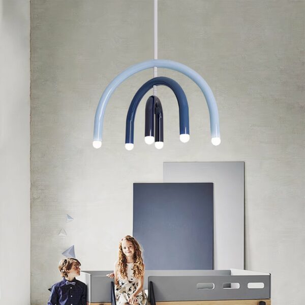 Minimalistische regenboog LED kinderkroonluchter in een minimalistische slaapkamer met twee kinderen