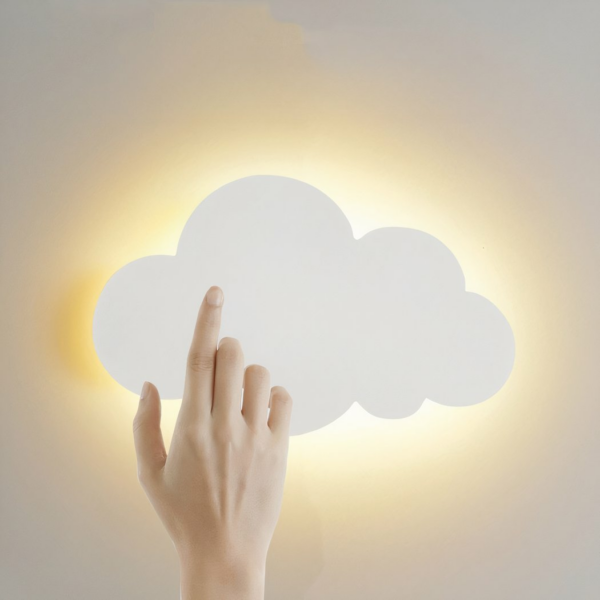 Tegen een witte achtergrond zien we een wandlamp in de vorm van een witte wolk, aangestoken, en een vrouwenhand op de wolk.