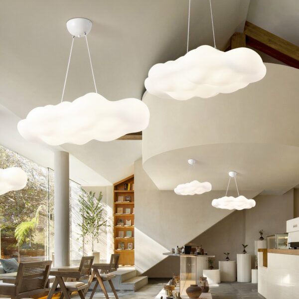 Hanglamp met modern ontwerp van acrylwolken, die meerdere keren in een kamer wordt getoond.