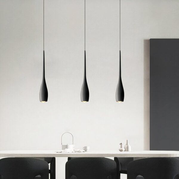 Moderne hanglamp in de vorm van een zwarte traan gepresenteerd in een eetkamer