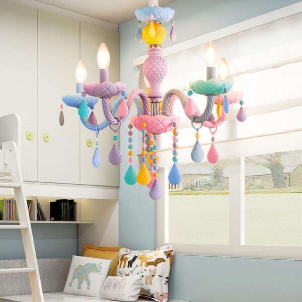 moderne, kleurrijke kroonluchter van imitatiekristal voor een moderne kinderslaapkamer