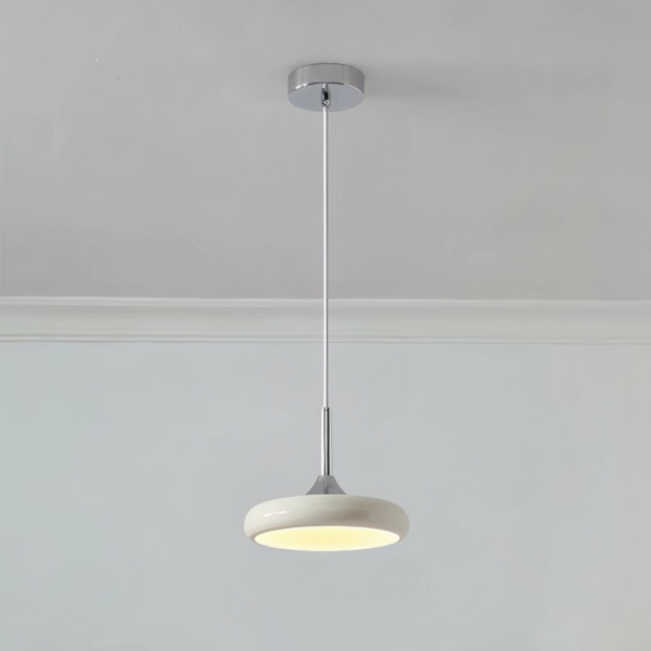 Modern vormgegeven metalen LED hanglamp met grijze achtergrond