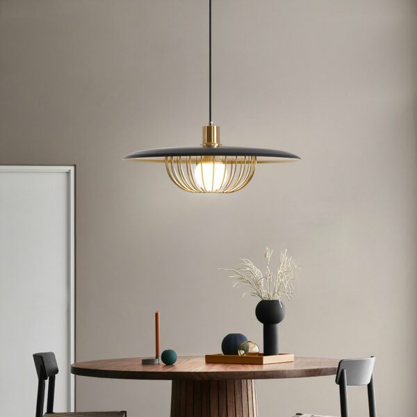 Eenvoudige retro chique moderne platte hanger boven een eettafel in een moderne inrichting