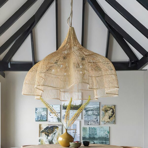 Moderne rotan hanger met bloemblaadjes op een witte achtergrond