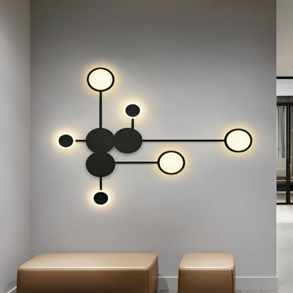 Moderne Scandinavische 6-lamps minimalistische LED wandlamp op een grijze muur in de woonkamer