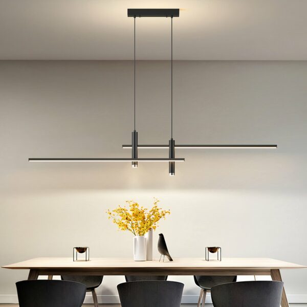 Moderne zwarte LED eetkamerlamp in aluminium op een beige achtergrond