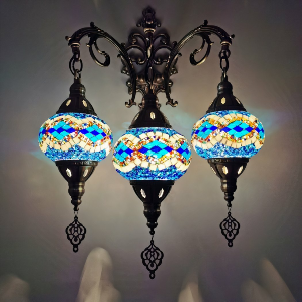Blauwe mozaïek design ronde oosterse wandlamp gepresenteerd verlicht