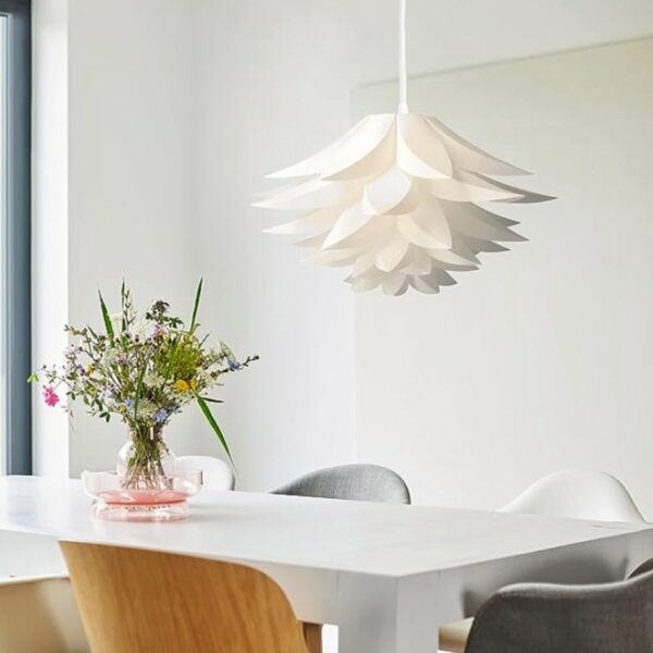 Origami hanglamp in een modern decoratief ontwerp boven een eetkamertafel