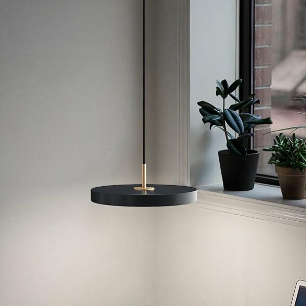 Platte hanglamp in zwart en goud