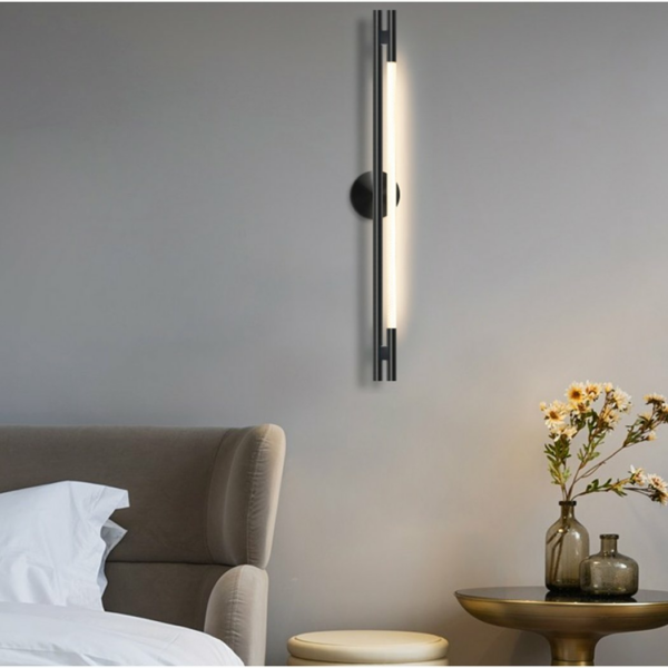 rechte zwarte LED wandlamp aan de muur voor een bank
