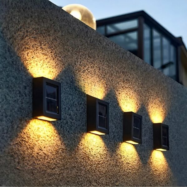 Rechthoekige, waterdichte LED-wandlamp op zonne-energie voor buiten op een tuinmuur