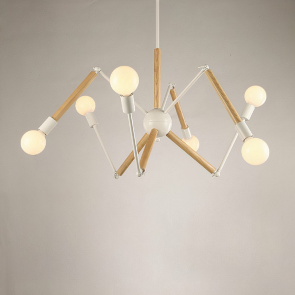 Retro industriële meerkoppige spinnenkroonluchter Spinnenkroonluchter, gemaakt van witte metalen staven en hout, met een lamp aan het uiteinde van elke staaf. Hangt aan een witte muur op de achtergrond.