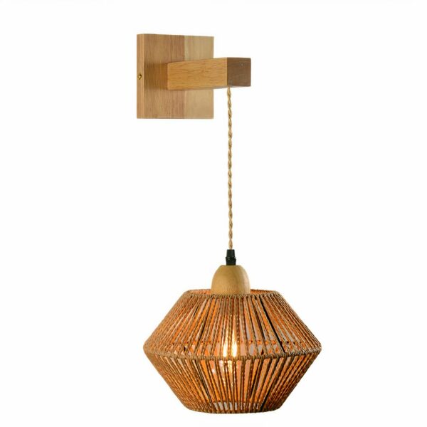 Rieten wandlamp in Japanse stijl, met houten standaard die een rieten lantaarn aan een touw vasthoudt
