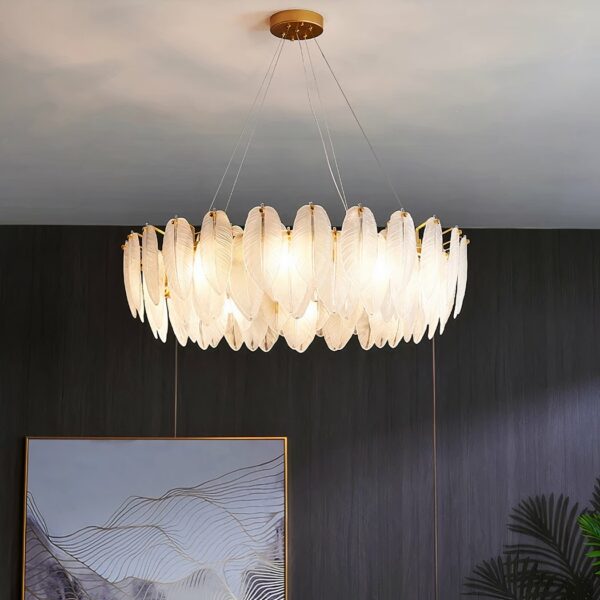 ronde LED bladvormige kroonluchter met witte glazen pegels voor een grijze muur