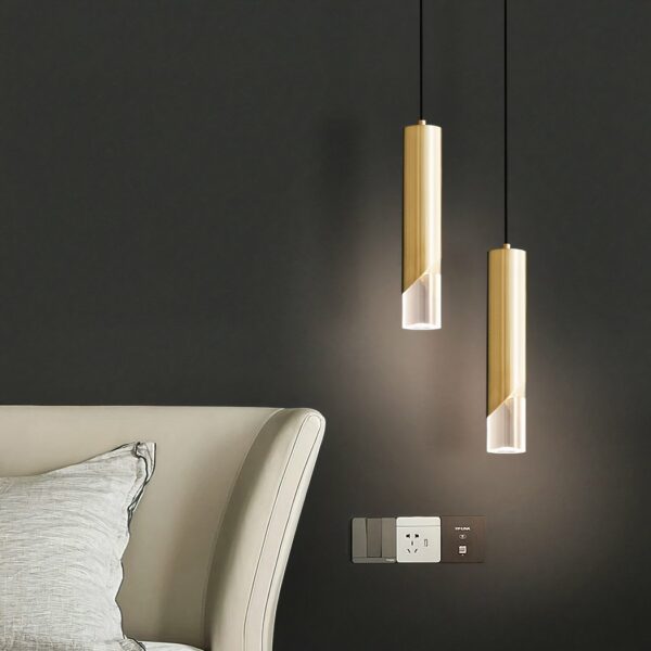 Hanglamp in semi-transparante Scandinavische buis naast een witte bank