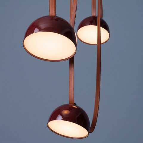 Hanglamp met drie koppen, bordeauxrood gelakte koepels en cognackleurige riemen met leerlook