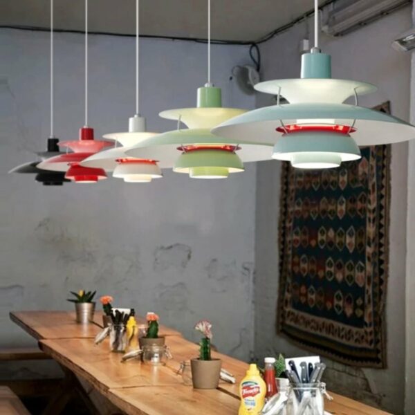 Vintage Deense design hanglamp van hoge kwaliteit boven een eettafel in restaurantstijl