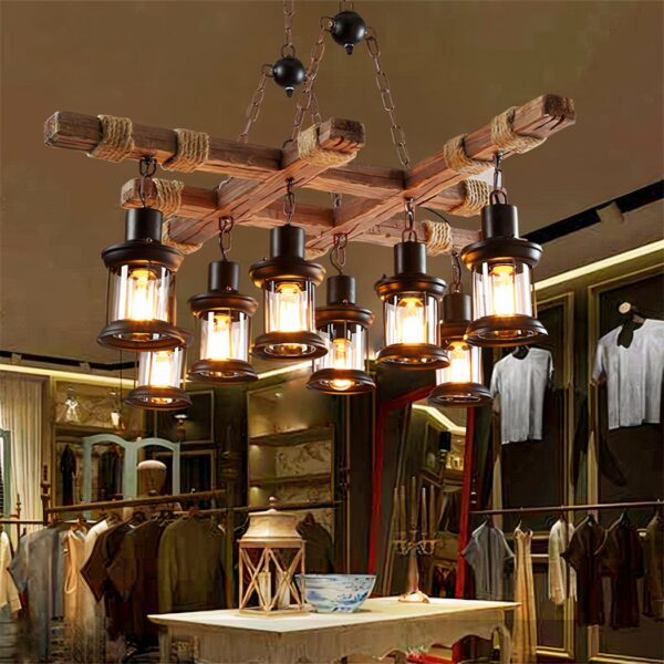 Vintage houten hanglamp met 8 lantaarns, houten rasterframe met hangende zwarte lantaarns, boven een tafel