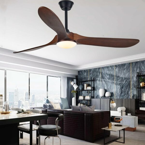 Industriële vintage houten plafondventilator kroonluchter met licht in een moderne keuken