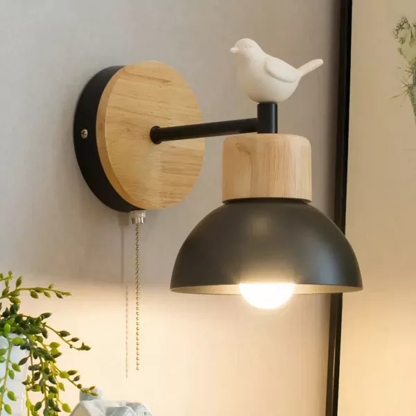 Eén muur is voorzien van een zwarte wandlamp in Scandinavische stijl, versierd met een witte vogel.