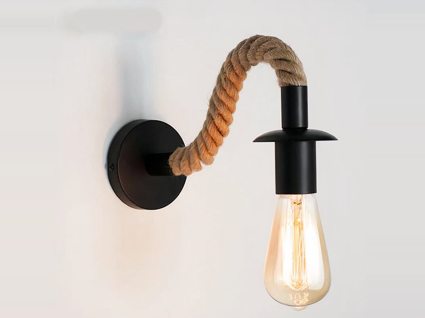 Wandlamp met gloeilamp in industriële stijl