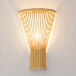 Wandlamp in natuurlijk bamboe, trommelvormig met wit licht binnenin