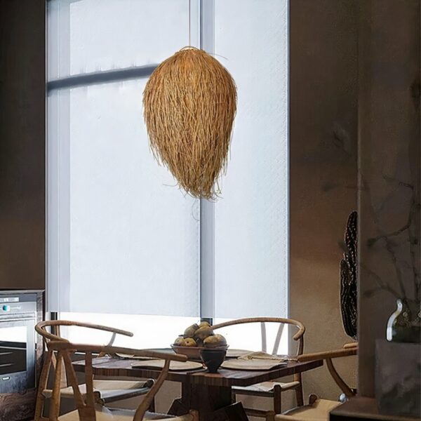 Rotan kroonluchter in de vorm van een bal bedekt met vallende draden. Boven een vierkante houten tafel met 4 houten stoelen. Daarachter een groot raam van vloer tot plafond.