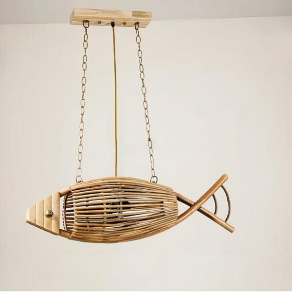 Houten kroonluchter in de vorm van een vis, opgehangen aan twee kettingen aan elk uiteinde. Verbonden met een rechthoekige houten voet. Daarachter is een beige muur.