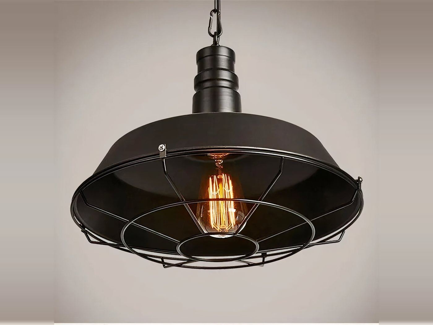 Industriële hanglamp met retro zwart ijzeren kap, hoofdaanzicht