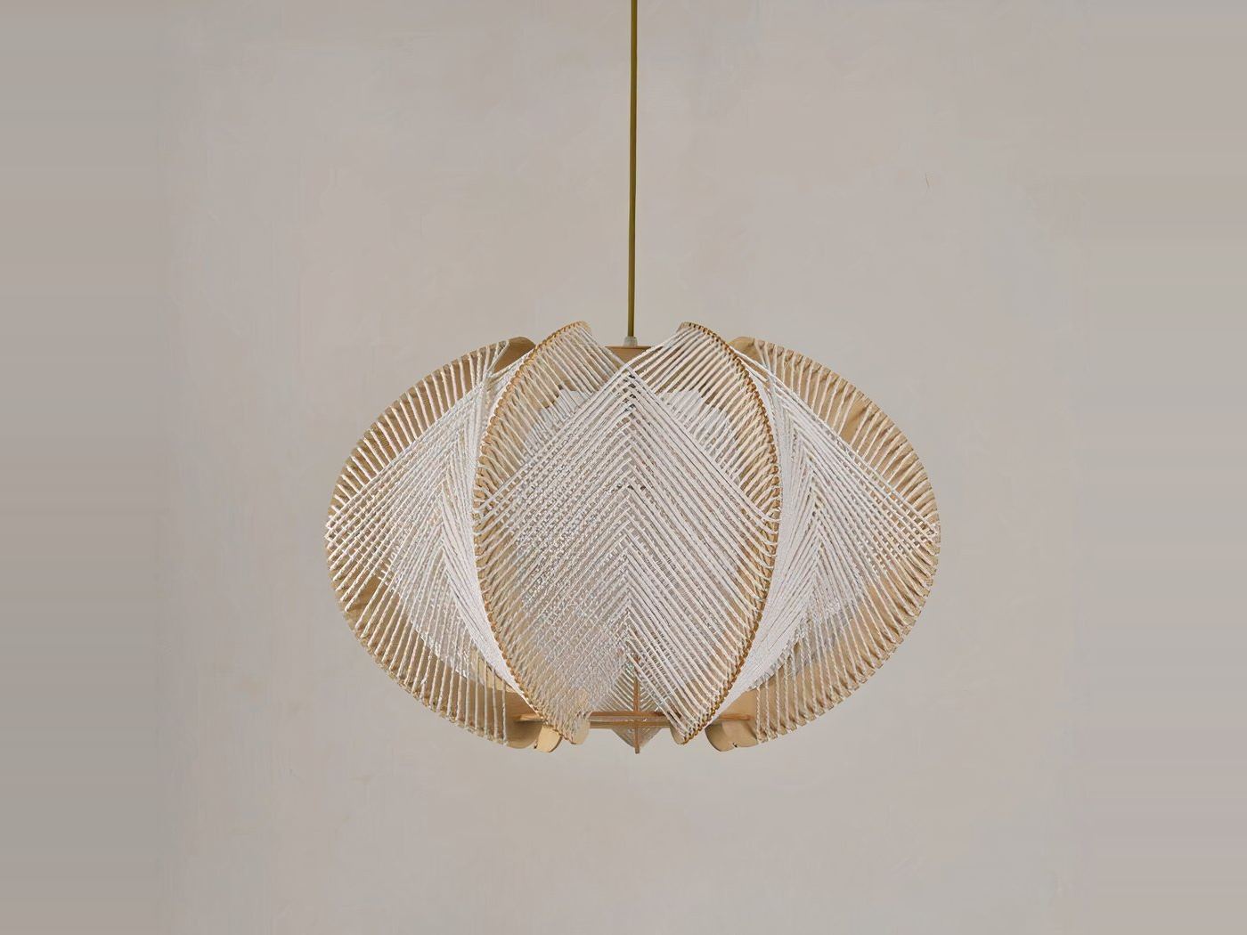 Kroonluchter van hout en gevlochten koord in een retro design, hoofdaanzicht