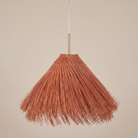 Hangende strokroonluchter in de vorm van een hut Terracotta strokroonluchter in de vorm van een hut aan een transparant snoer met een kort goudkleurig buisje