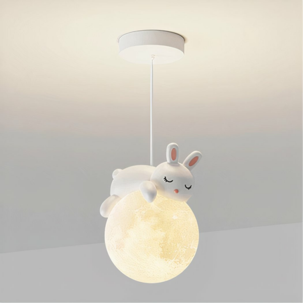 Moderne, minimalistische LED-kroonluchter in de vorm van een konijn van hars op een grijze achtergrond